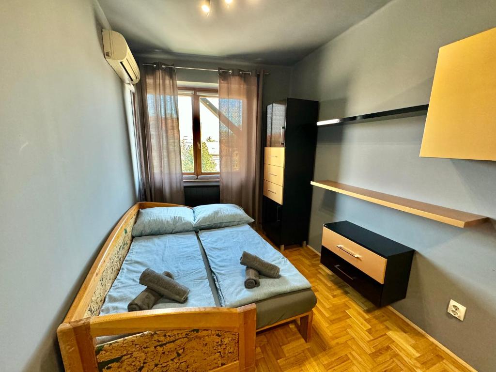 Łóżko lub łóżka w pokoju w obiekcie Bem Apartman