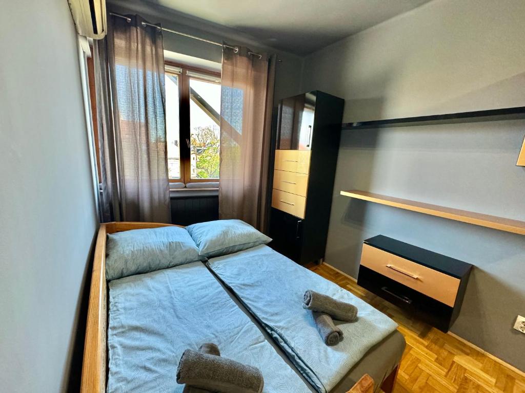Łóżko lub łóżka w pokoju w obiekcie Bem Apartman