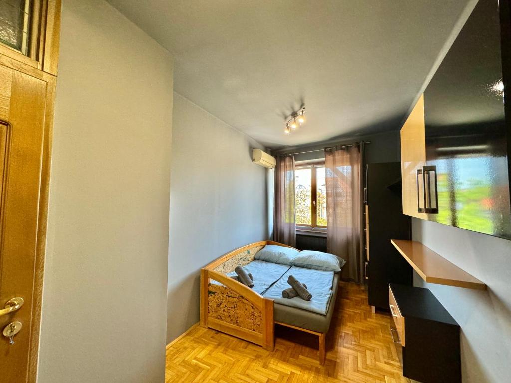 Łóżko lub łóżka w pokoju w obiekcie Bem Apartman