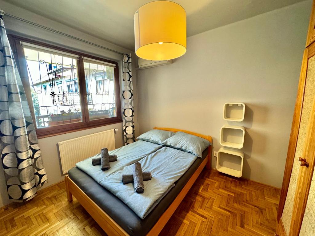 Łóżko lub łóżka w pokoju w obiekcie Bem Apartman