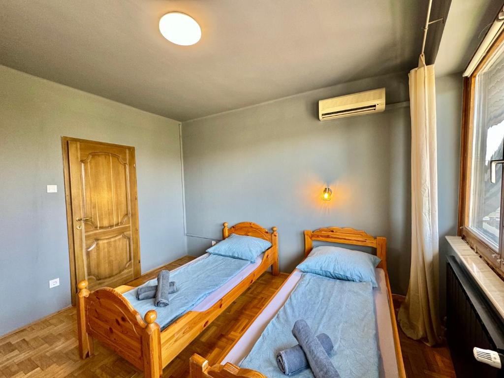 Łóżko lub łóżka w pokoju w obiekcie Bem Apartman