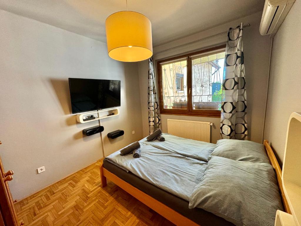 Łóżko lub łóżka w pokoju w obiekcie Bem Apartman