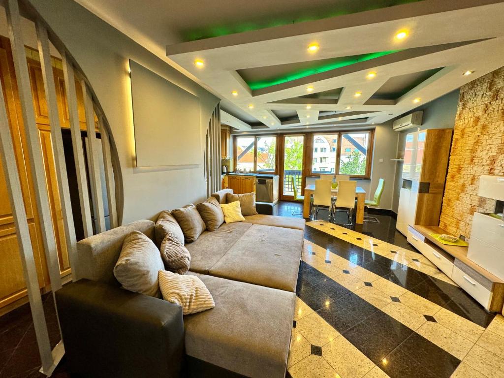 salon z kanapą i stołem w obiekcie Bem Apartman w Debreczynie