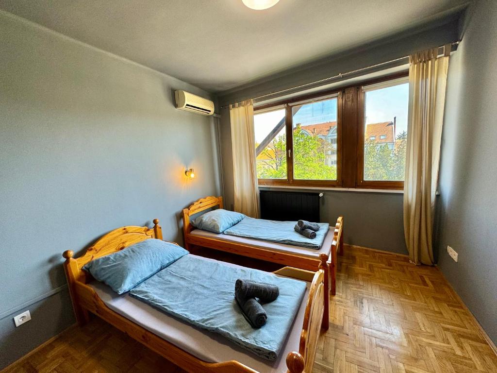 Łóżko lub łóżka w pokoju w obiekcie Bem Apartman