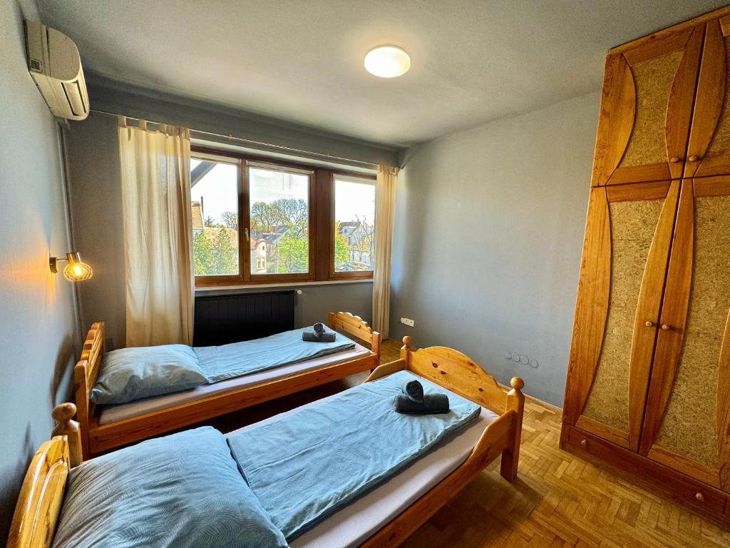 Łóżko lub łóżka w pokoju w obiekcie Bem Apartman