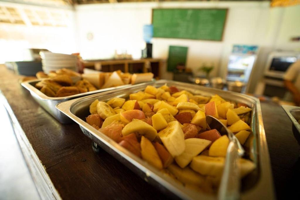 un buffet con diversi vassoi di cibo su un tavolo di Private Beachescape - Amansinaya Beachhouse Mindoro a Bulalakao