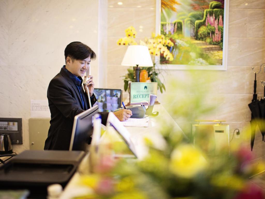Členové personálu v ubytování Hotel Hoang Minh Chau