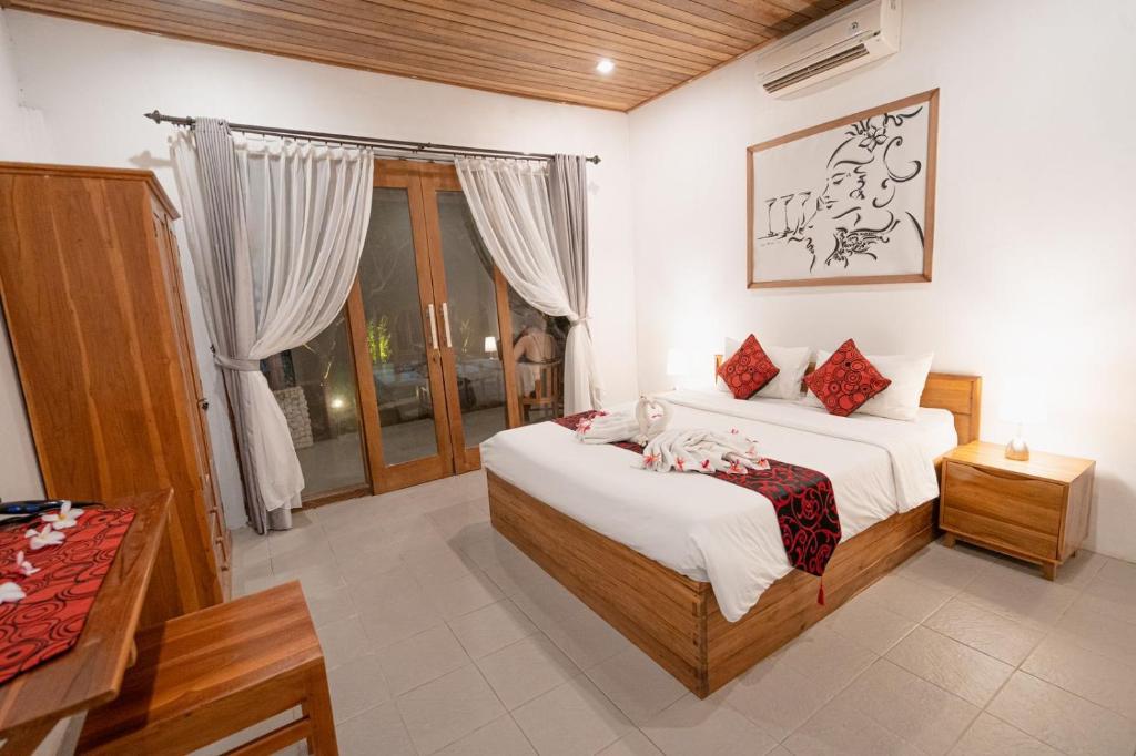 um quarto com 2 camas e uma janela em Govinda villa em Nusa Penida