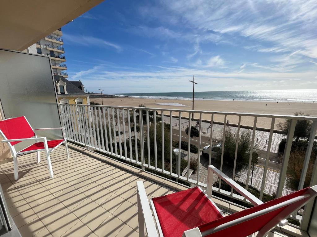 d'un balcon avec des chaises et une vue sur la plage. dans l'établissement Appartement T3 avec balcon, garage et cuisine équipée - FR-1-197-417, à Les Sables-dʼOlonne