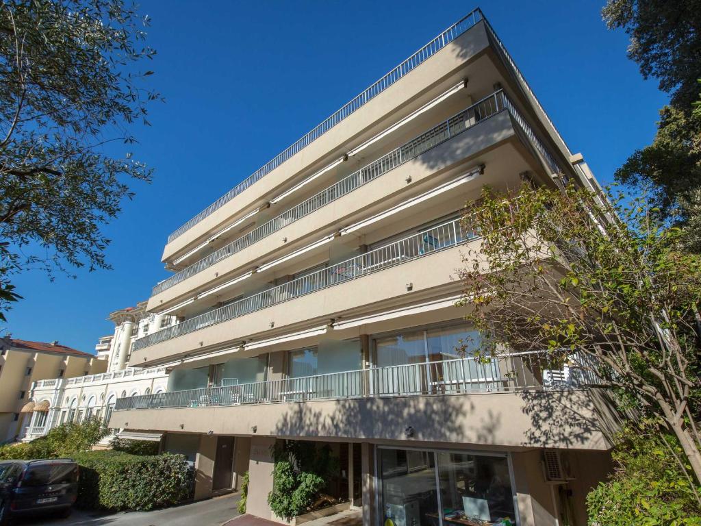 ein Apartmenthaus mit Balkonen und Bäumen in der Unterkunft Studio Saint-Raphaël, 1 pièce, 2 personnes - FR-1-466A-16 in Saint-Raphaël
