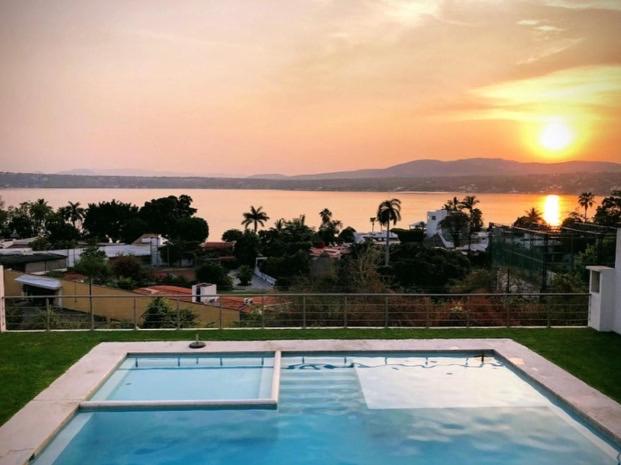 a swimming pool with a view of the water at Tu casa en Teques Grand in Tequesquitengo
