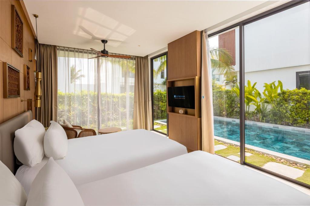 Bazén v ubytování Wyndham Hoi An Royal Beachfront Resort & Villas nebo v jeho okolí