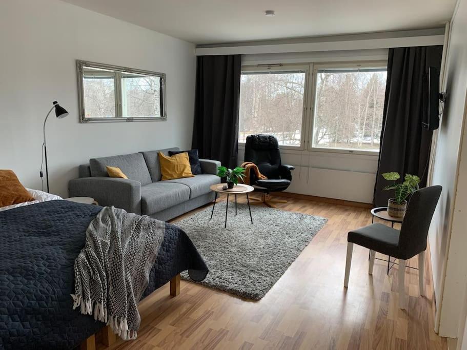 sala de estar con cama y sofá en 2BR big Apartment, free parking in the street, Allitie 8 en Oulu