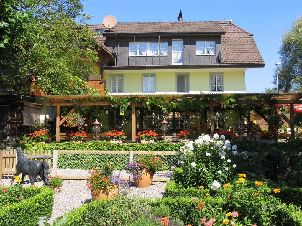 een huis met een tuin ervoor bij Wirtshaus Rütihof in Gränichen
