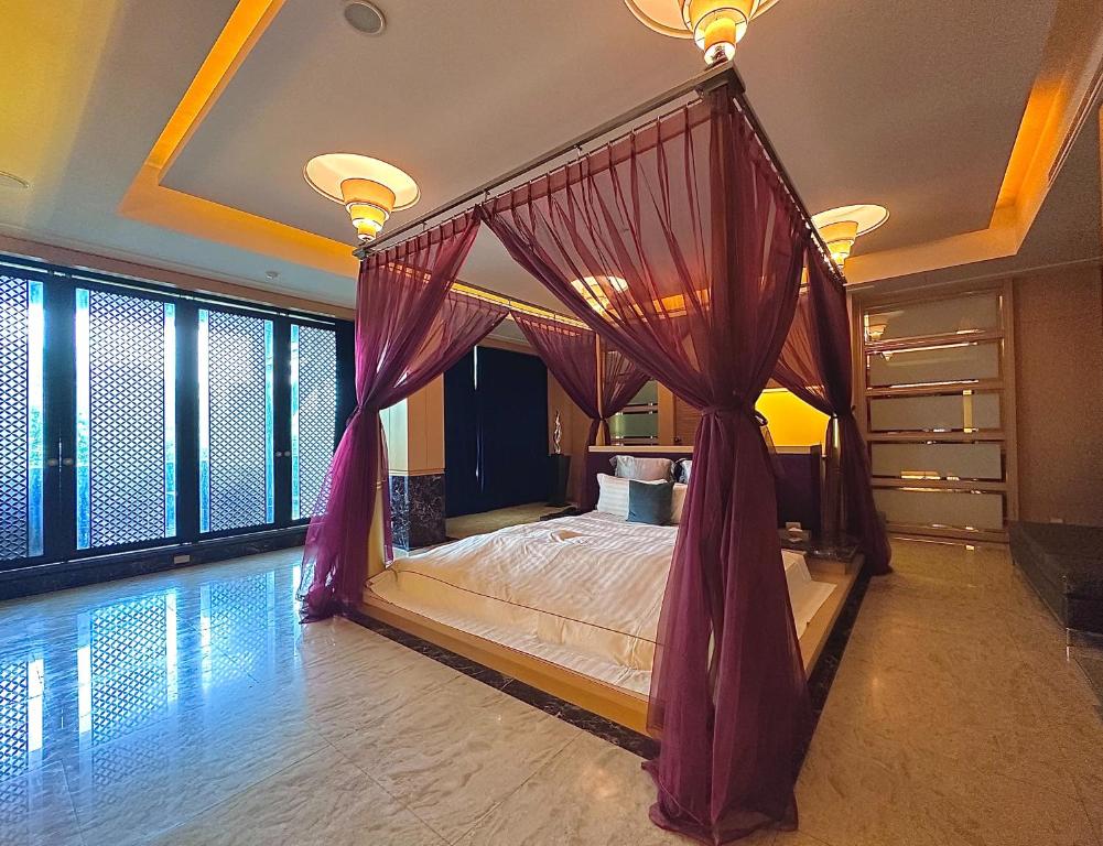 1 dormitorio con cama con dosel y piscina en Lake Mountain View Hotel en Hsinchu City