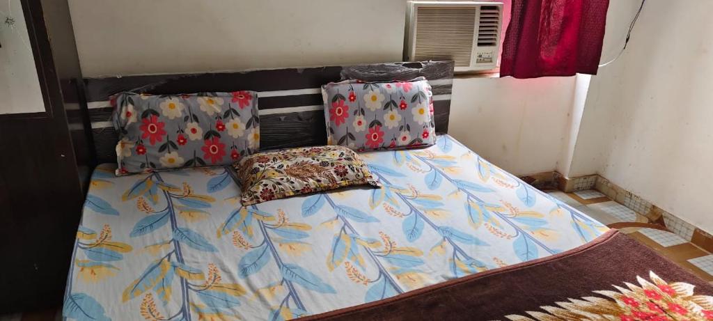 een bed met twee kussens erop bij Priya Prem peeth guest house ⁰ in Vrindāvan
