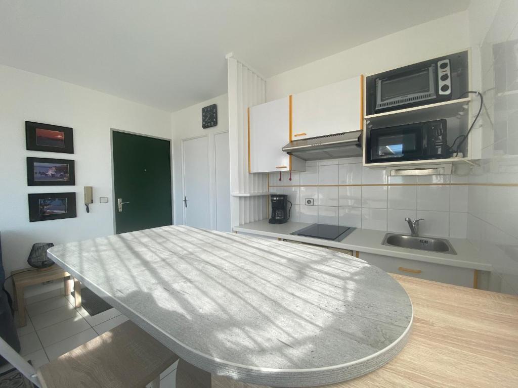 Zdjęcie z galerii obiektu Charmant T2 à 350m de la plage avec terrasse et garage à Royan - FR-1-539-44 w mieście Royan