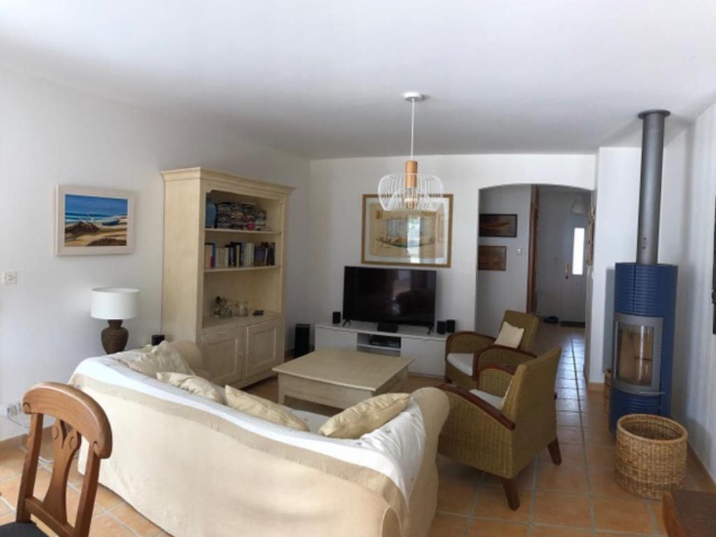 Televízia a/alebo spoločenská miestnosť v ubytovaní Maison Confortable à 500m de la Plage avec Wifi, Jardin et Terrasse - La Tranche-sur-Mer - FR-1-22-339
