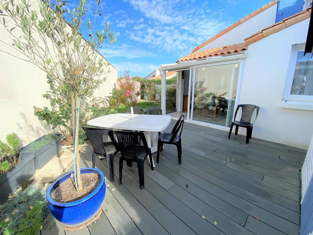 Balkón alebo terasa v ubytovaní Charmante maisonnette avec jardin, proche plage et commodités, La Tranche sur Mer - FR-1-22-340