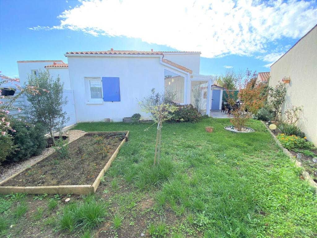 Vonkajšia záhrada v ubytovaní Charmante maisonnette avec jardin, proche plage et commodités, La Tranche sur Mer - FR-1-22-340