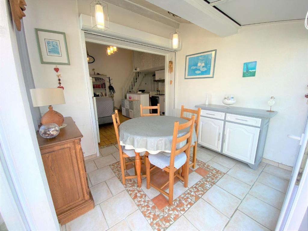Kuchyňa alebo kuchynka v ubytovaní Charmante maisonnette avec jardin, proche plage et commodités, La Tranche sur Mer - FR-1-22-340