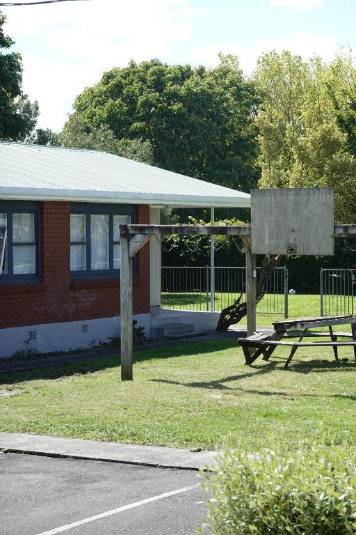 a picnic table in front of a building at Ascot Lodge Motel in Hamilton