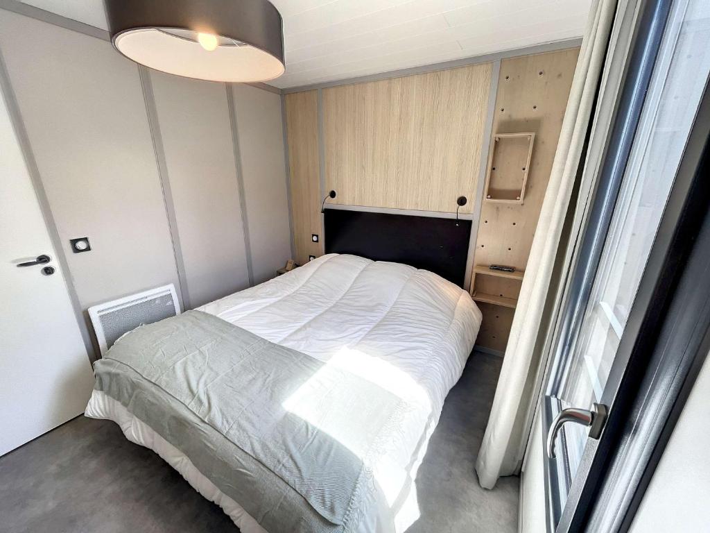 Posteľ alebo postele v izbe v ubytovaní Chalet 4 pers avec piscine chauffée, terrasse privative, à 2 pas de la plage et commerces - FR-1-361-467