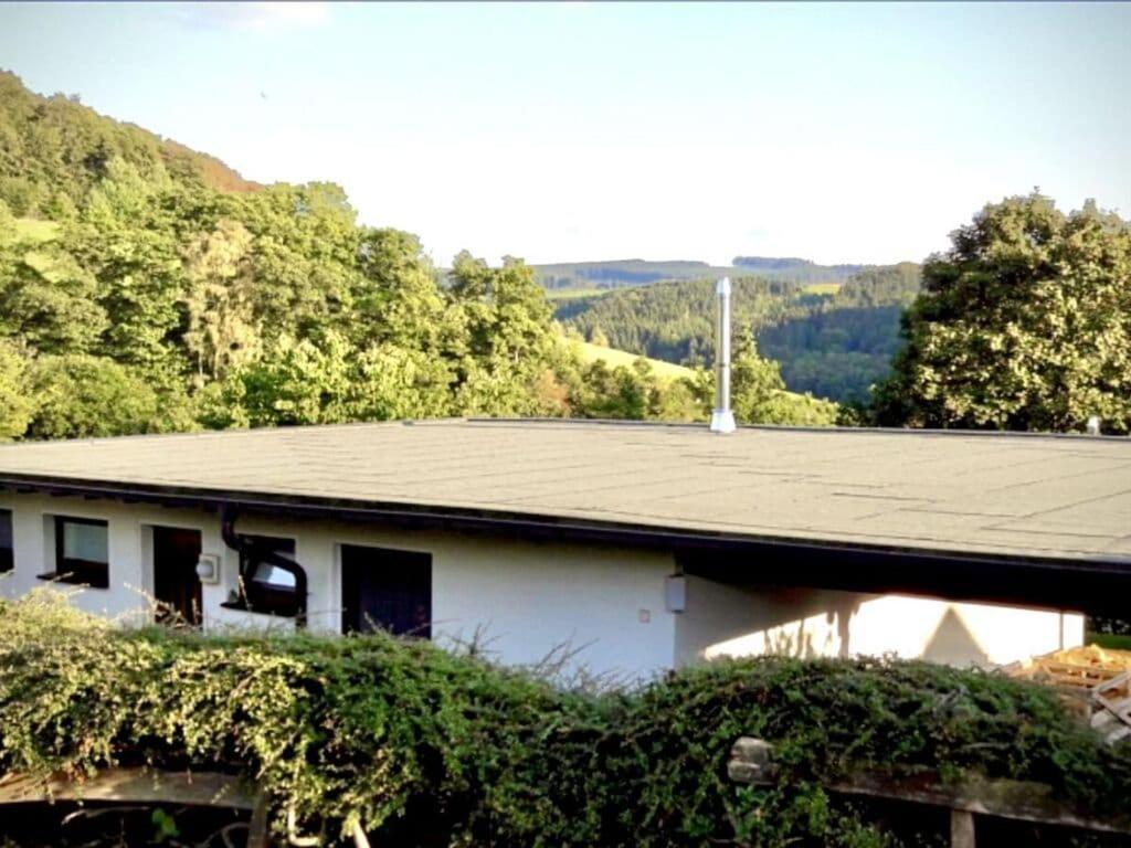 施馬倫貝格的住宿－Deimann Modern retreat，白色的房子,有灰色的屋顶和树木