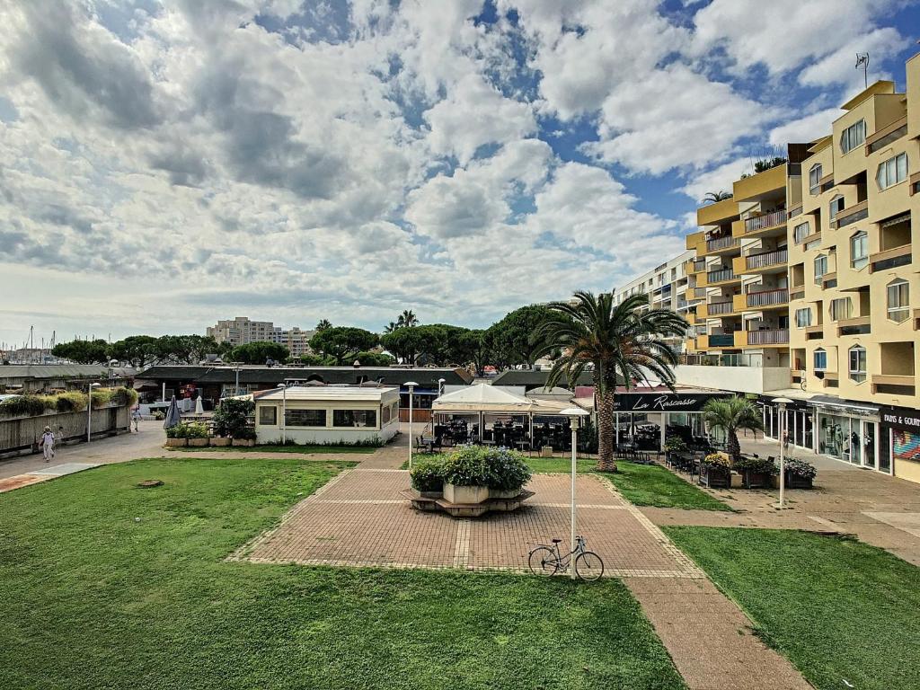 park przed budynkiem z rowerem w obiekcie Appartement T2 Climatisé avec Loggia et Parking à Carnon - FR-1-715-40 w mieście Mauguio