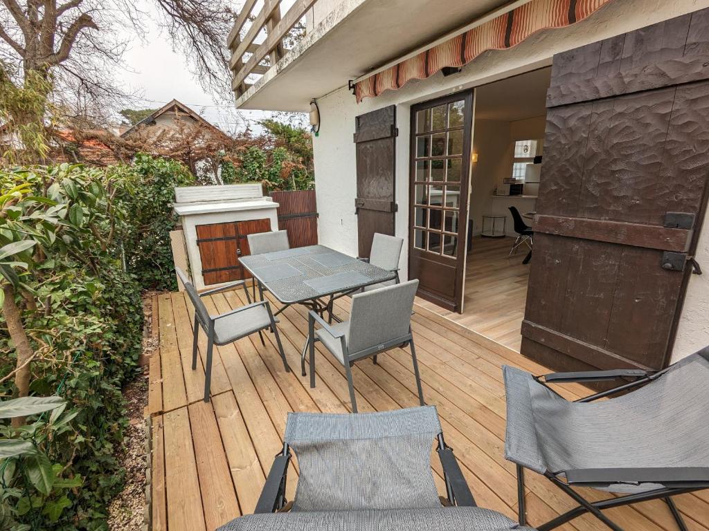 Zdjęcie z galerii obiektu Charmant Studio Cabine avec Grande Terrasse et Proximité Plage à Arcachon - FR-1-420-125 w Arcachon
