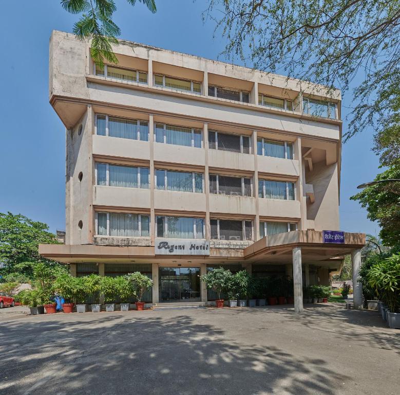 ein großes Gebäude mit vielen Fenstern in der Unterkunft Regent Hotel Andheri in Mumbai