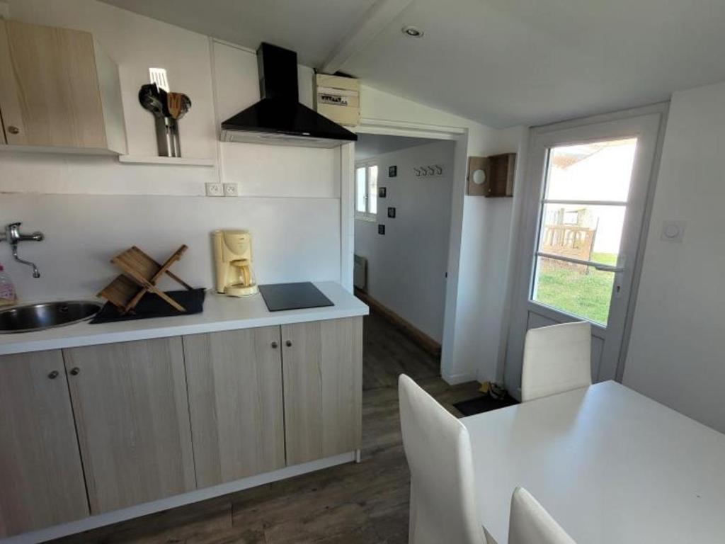 Kuchyňa alebo kuchynka v ubytovaní Charmante maisonnette rénovée à Notre-Dame-de-Monts, avec jardin, proche plage – 4 pers, animaux admis - FR-1-540-231