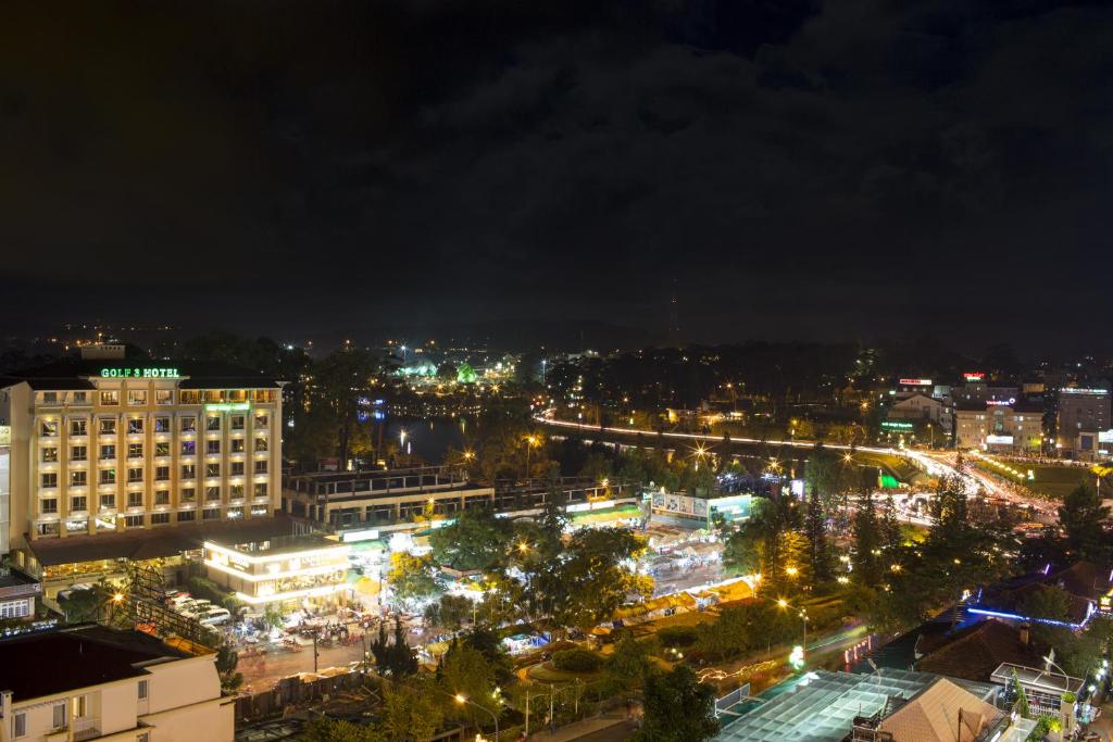 Nespecifikovaný výhled na destinaci Dalat nebo výhled na město při pohledu z hotelu