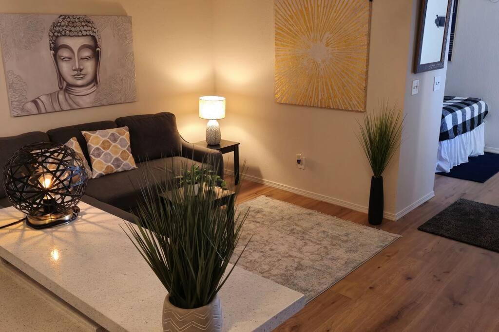Χώρος καθιστικού στο Cozy Updated Cove of Heaven, 5mins to Lake Hefner!