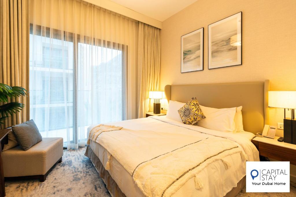 ein Hotelzimmer mit einem Bett und einem Fenster in der Unterkunft Capital Stay - 2 Bed Apt -The Address Fujairah in Sharm