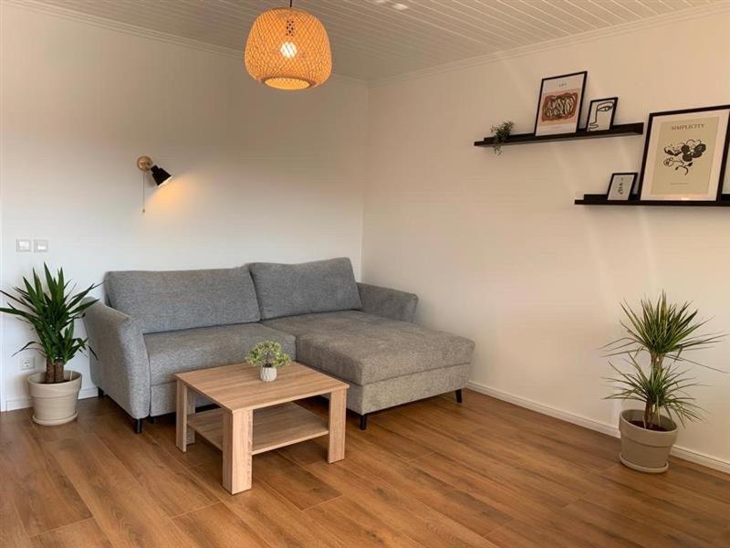 ein Wohnzimmer mit einem Sofa und einem Tisch in der Unterkunft Ferienwohnung Wanderlust in Bad Rothenfelde