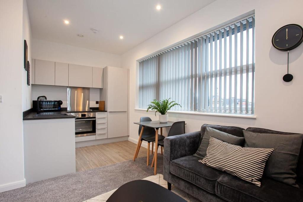 uma sala de estar com um sofá e uma mesa em Modern 1 Bedroom Apartment in Bolton em Bolton