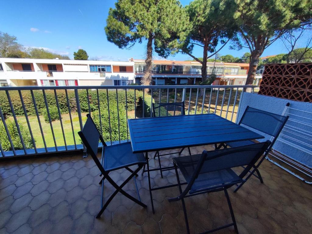 - une table de pique-nique bleue et des chaises sur le balcon dans l'établissement Studio Cabine Rénové, Terrasse et Parking, à 500m de la Plage - FR-1-776-61, à Argelès-sur-Mer