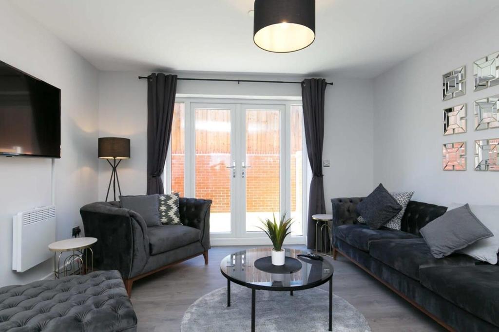uma sala de estar com um sofá e uma mesa em Stunning 2 Bedroom Apartment in Wallasey em Wallasey