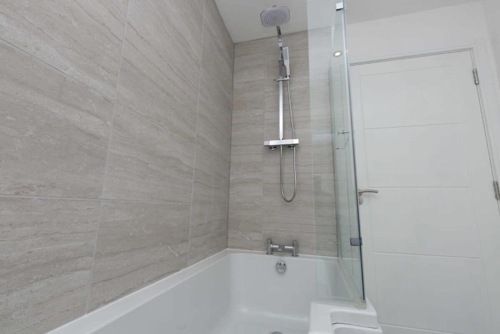 Um banheiro em Stunning 2 Bedroom Apartment in Wallasey