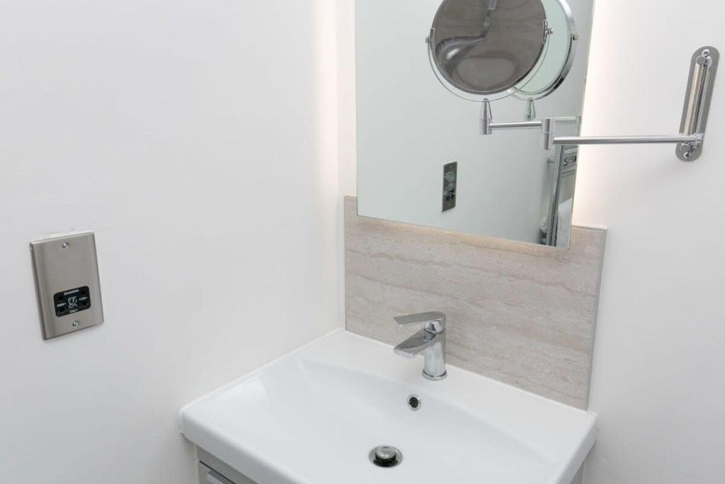 Um banheiro em Stunning 2 Bedroom Apartment in Wallasey