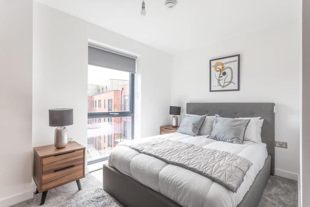Un dormitorio blanco con una cama grande y una ventana. en StayZeni, Ouse Court York Smart 2 Bed Flat, en York