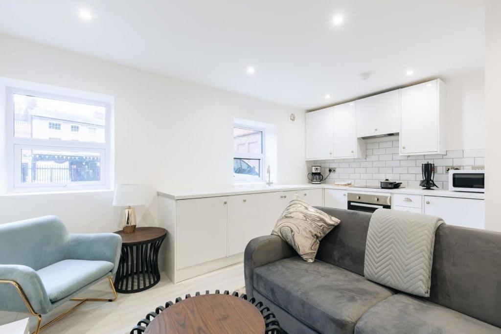un soggiorno con divano e una cucina di Centrally Located 1 Bedroom Apartment in Ipswich a Ipswich