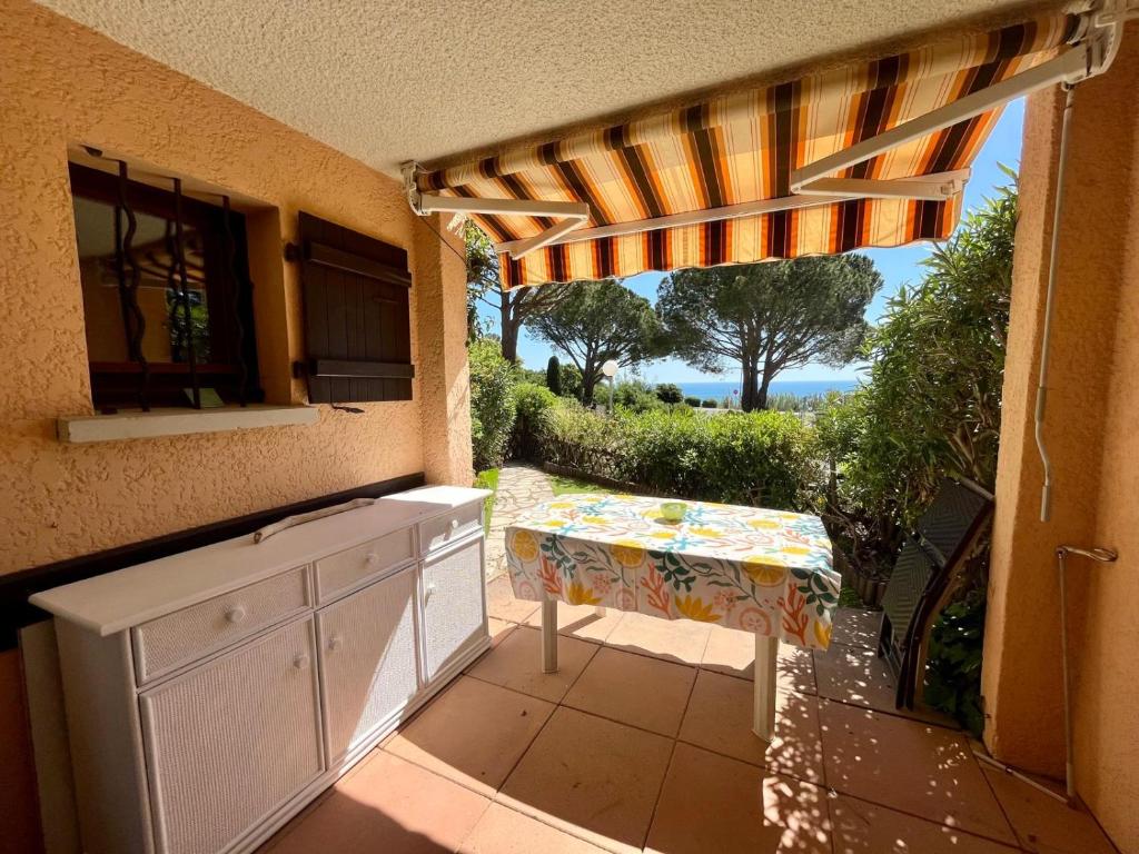 d'une terrasse avec une table et une vue sur l'océan. dans l'établissement Les Issambres, appt accès direct plage sable, idéal 4 pers, vue mer, Clim, à Roquebrune-sur Argens