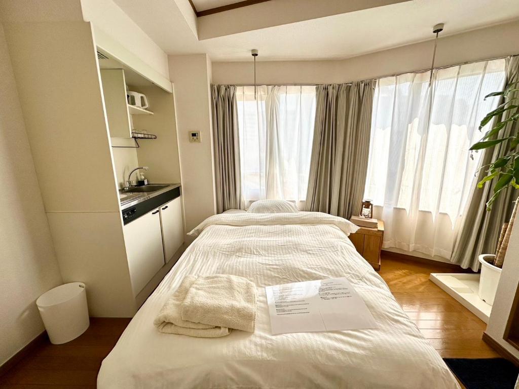 1 dormitorio con 1 cama con toallas en Minato Shibaura-403, en Tokio