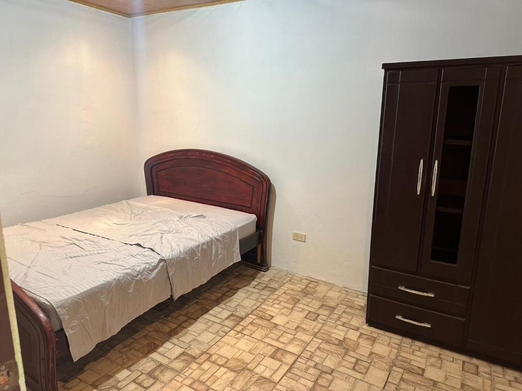 Casa Colibrí في سان خوسيه: غرفة نوم مع سرير وخزانة