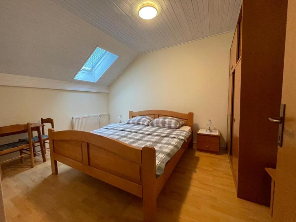 um quarto com uma cama num quarto com uma janela em APARTMANI VISOLE em Slovenska Bistrica