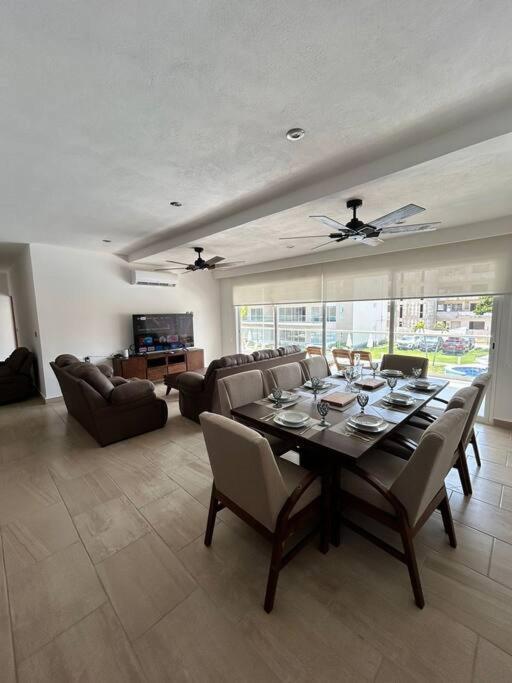 a dining room with a table and a living room at Vidamar Refugio Costero / Zona Diamante in Acapulco