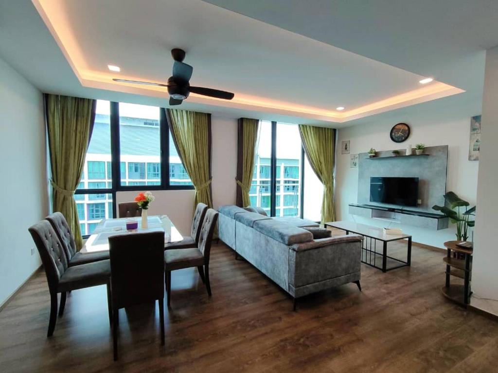 een woonkamer met een bank en een tafel bij A.Foo Homestay 4.3 @ Vivacity Megamall Jazz Suite 4 in Kuching