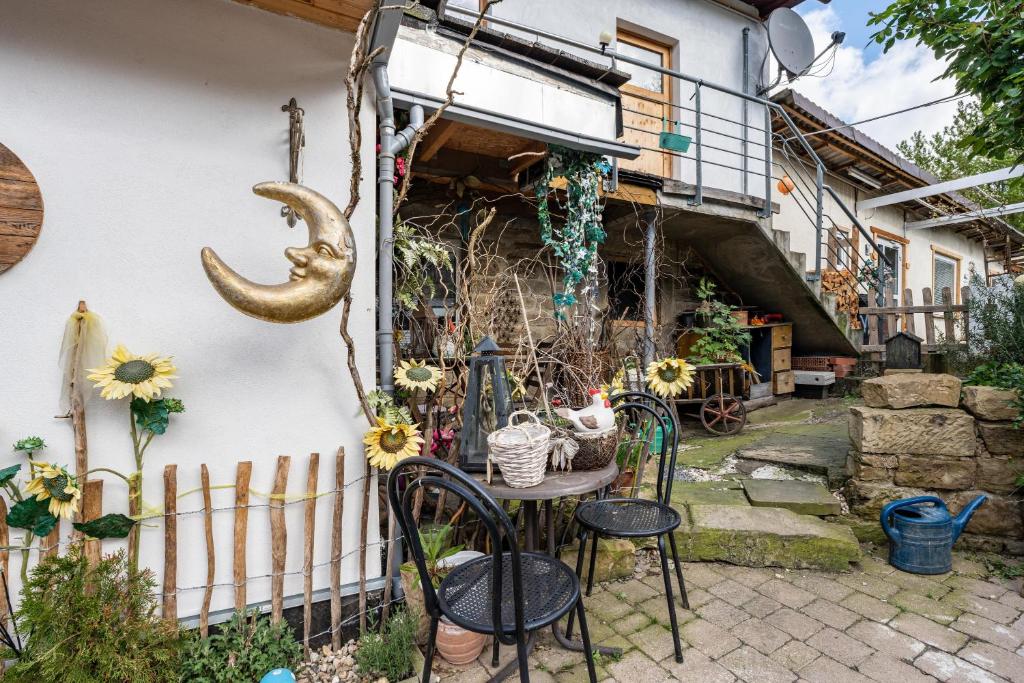a patio with a table and chairs in front of a house at Hobbit Lounge in Eppingen